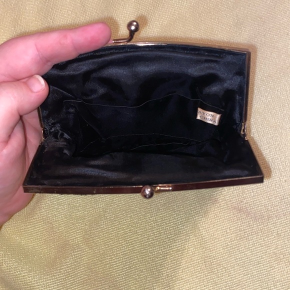 Shell Shaped Beaded Clutch - Picture 6 of 9